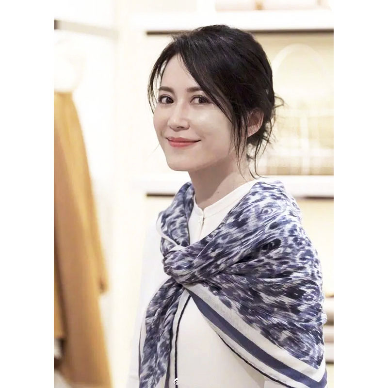 俞飞鸿同款秋冬细腻保暖薄款围巾印花羊绒披肩两用大方巾羊毛女