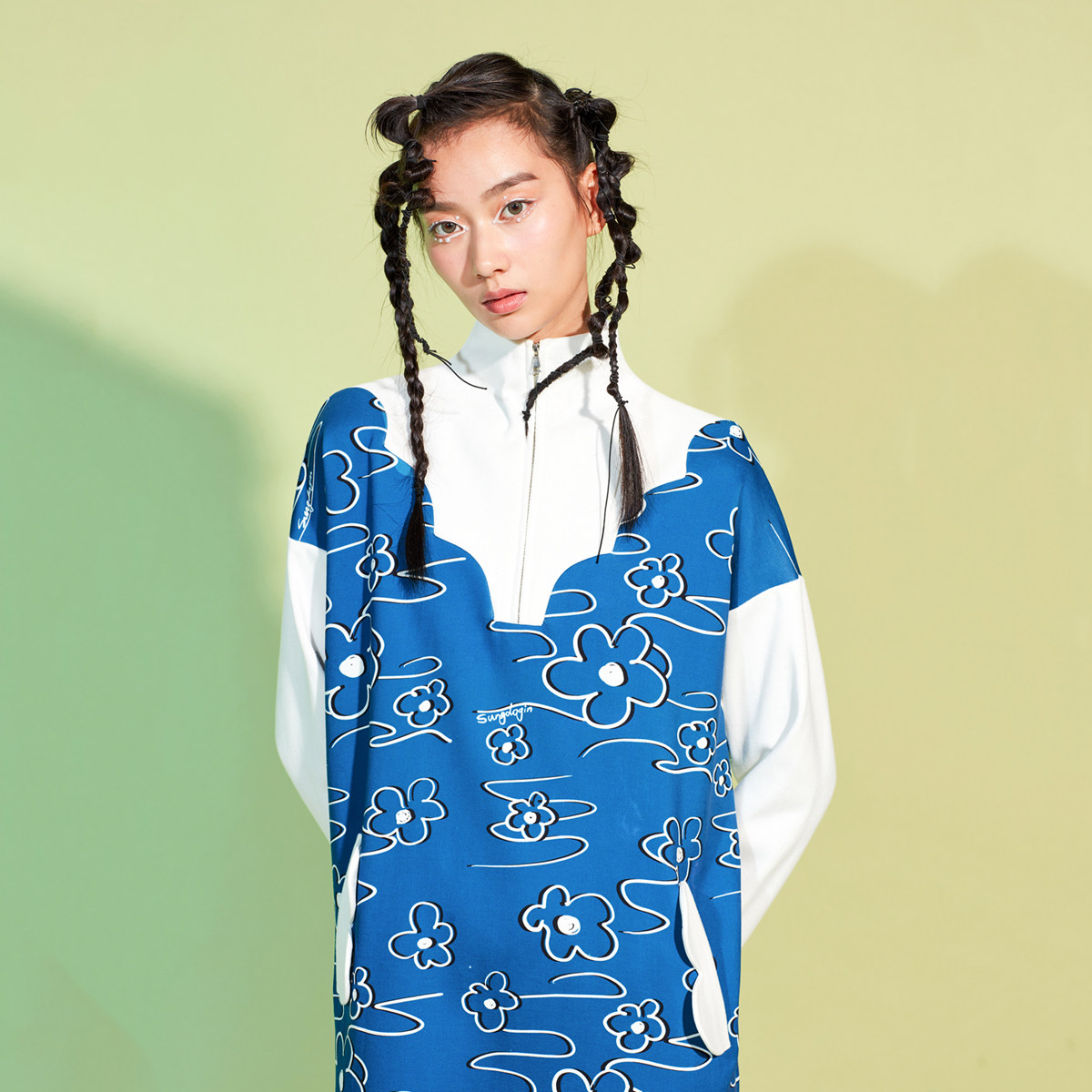 sungdo gin独立设计师原创蓝底小白花印花撞色高领连衣裙