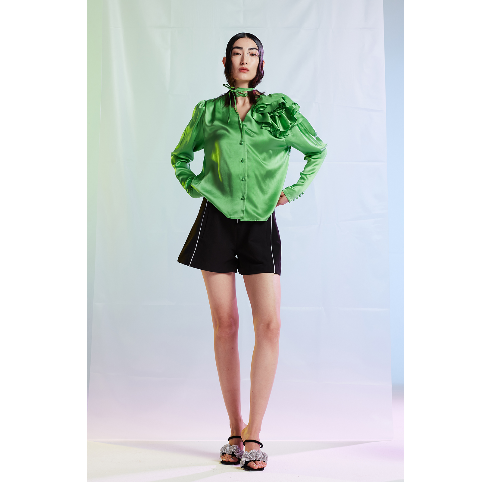 黑色高腰银边短裤