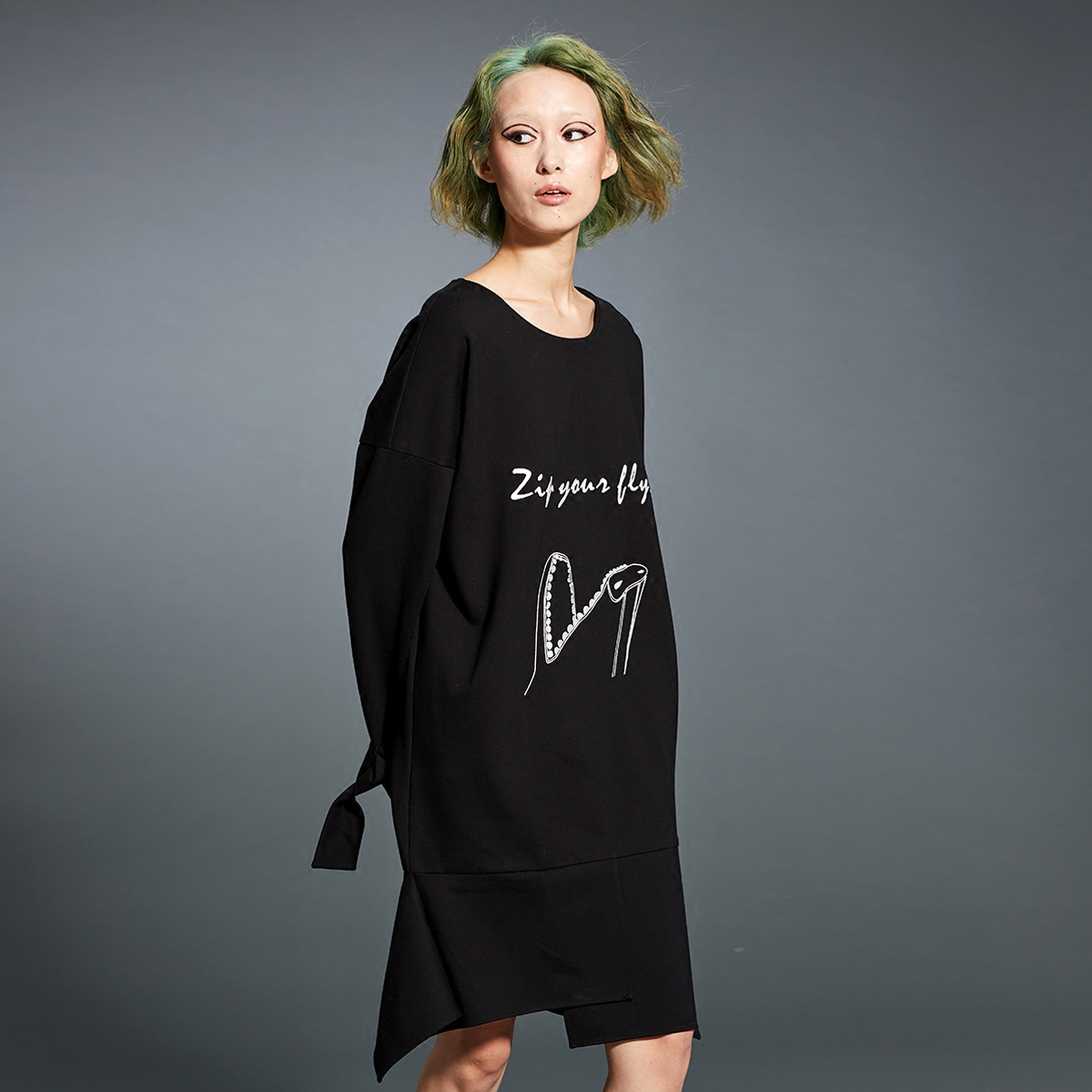 黑色英文刺绣宽松连衣裙sungdo gin原创设计师不规则下摆