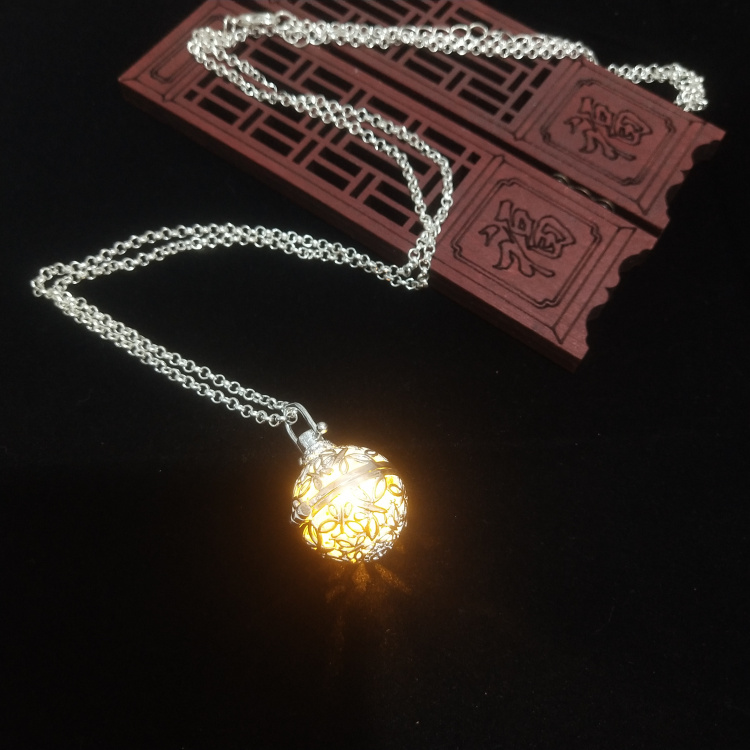 发光蝴蝶项链黄铜女性