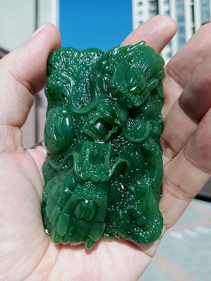 彩云轩精品玉器186克新疆和田玉碧玉苹果绿双龙戏珠龙手把玩件牌