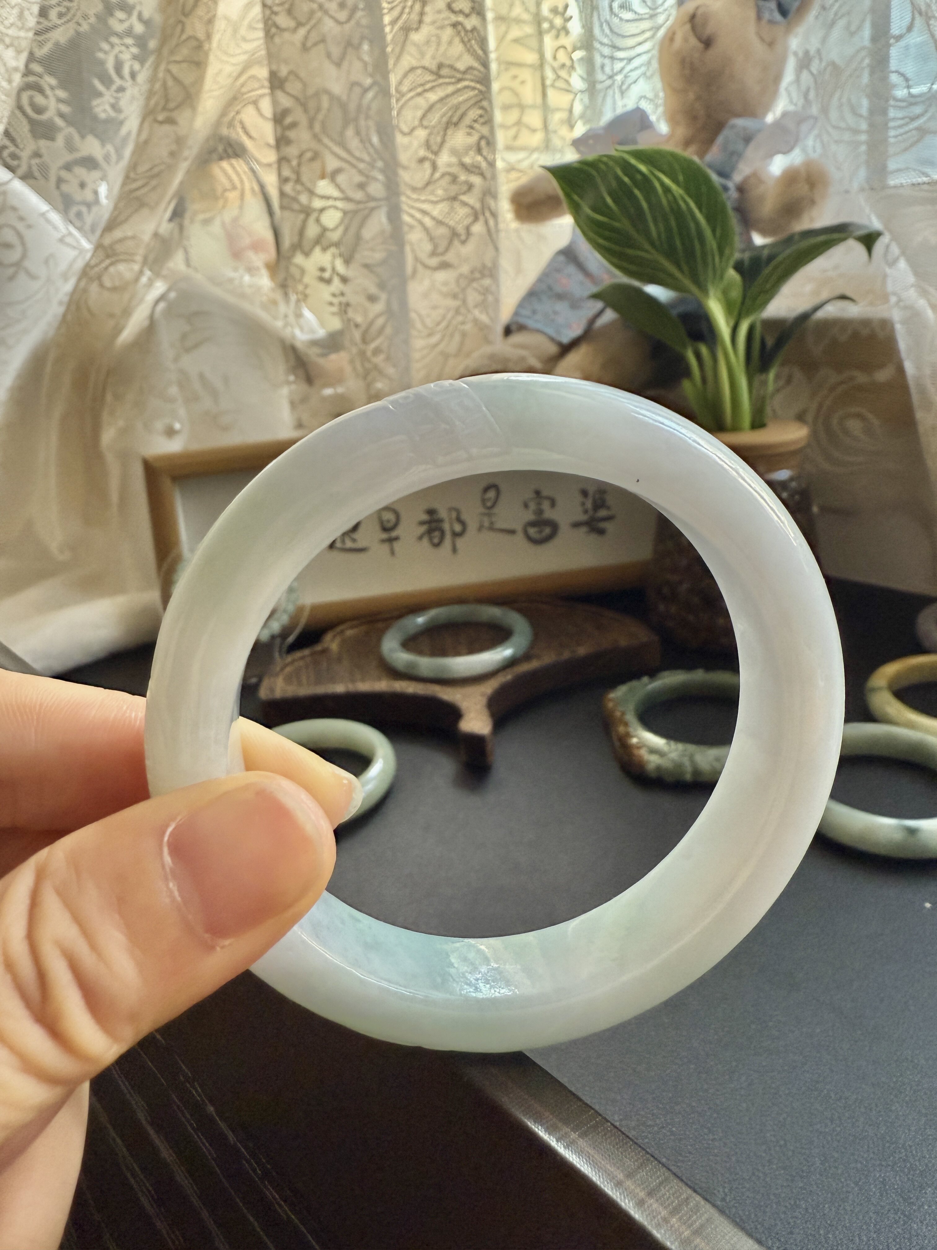 缅a翡翠手镯  细糯雕花春带彩手饰