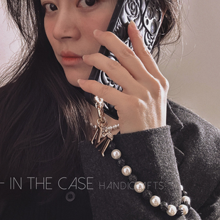 InTheCase 甜酷时髦精黑白蹦迪iphone17promax浮雕山茶花玛瑙珍珠可拆卸手腕链条仿羊皮全包手机壳适用苹果13