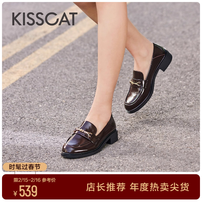 KISSCAT接吻猫新款经典小皮鞋粗跟单鞋亮面复古金属饰扣乐福鞋女