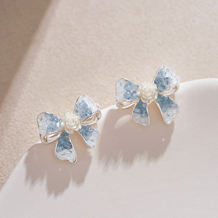 小众独特设计感白色山茶花水晶蝴蝶结耳钉高级感渐变灰蓝色耳环女