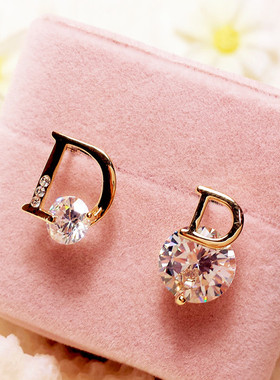 925银针精致时尚超闪 OL百搭锆石水钻D字母不对称耳钉耳饰女