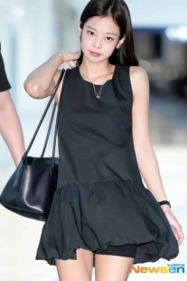 代购 24夏Amomento Jennie珍妮同款黑色花苞云朵背心连衣裙