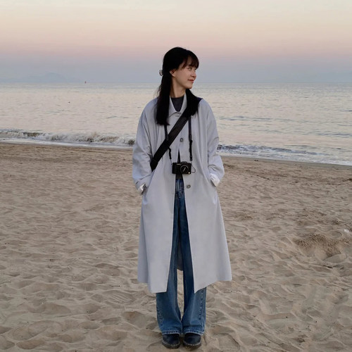 浅蓝翻领暗门襟翻袖口中长款风衣
