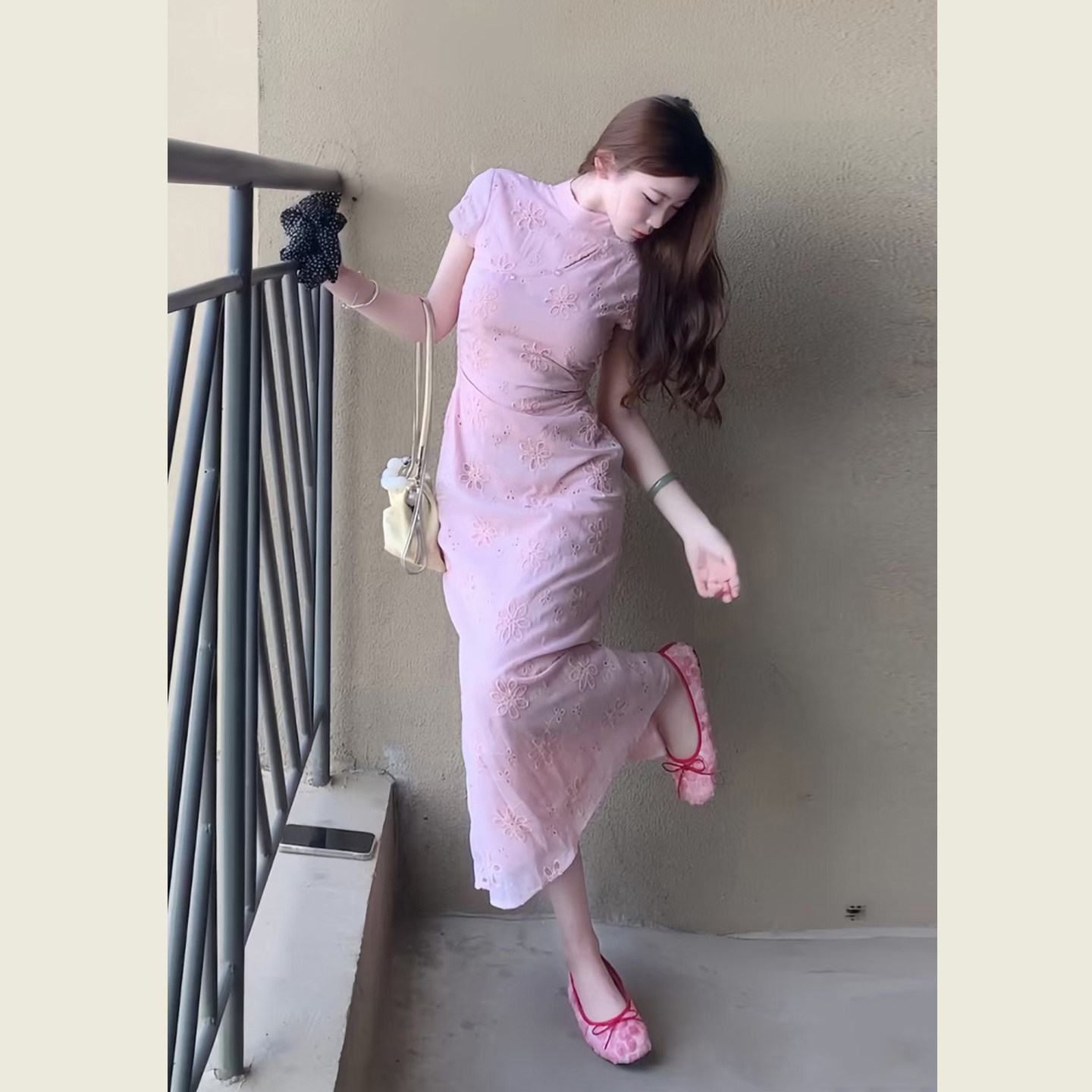 粉色镂空刺绣立领短袖连衣裙女夏季新中式提花收腰改良旗袍长裙