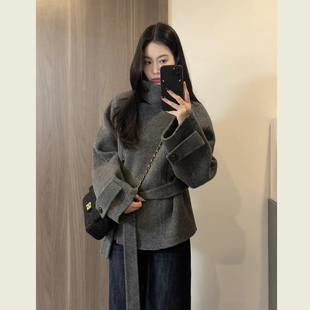 韩系高级感灰色系带呢子大衣女秋冬季小个子廓形立领短款毛呢外套