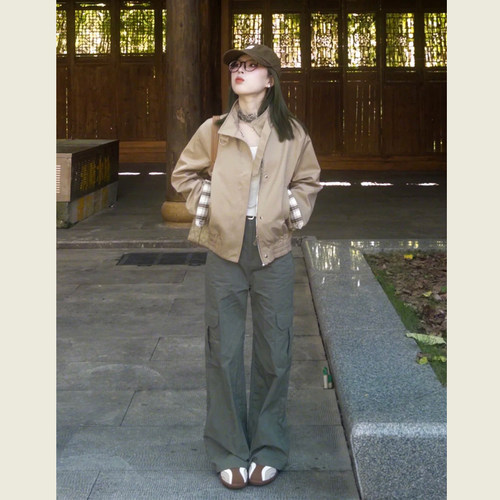 卡其色袖口拼接格纹短款外套