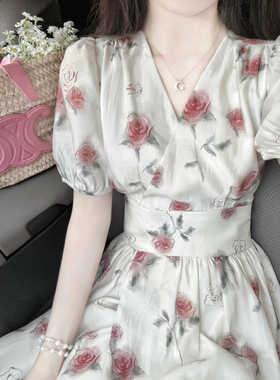 法式泡泡袖V领碎花连衣裙女夏季收腰显瘦高级感度假风气质长裙