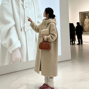 燕麦色中长款毛呢外套女秋冬季新款小个子加厚连帽牛角扣呢子大衣