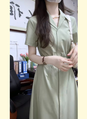 简约绿色西装领收腰连衣裙