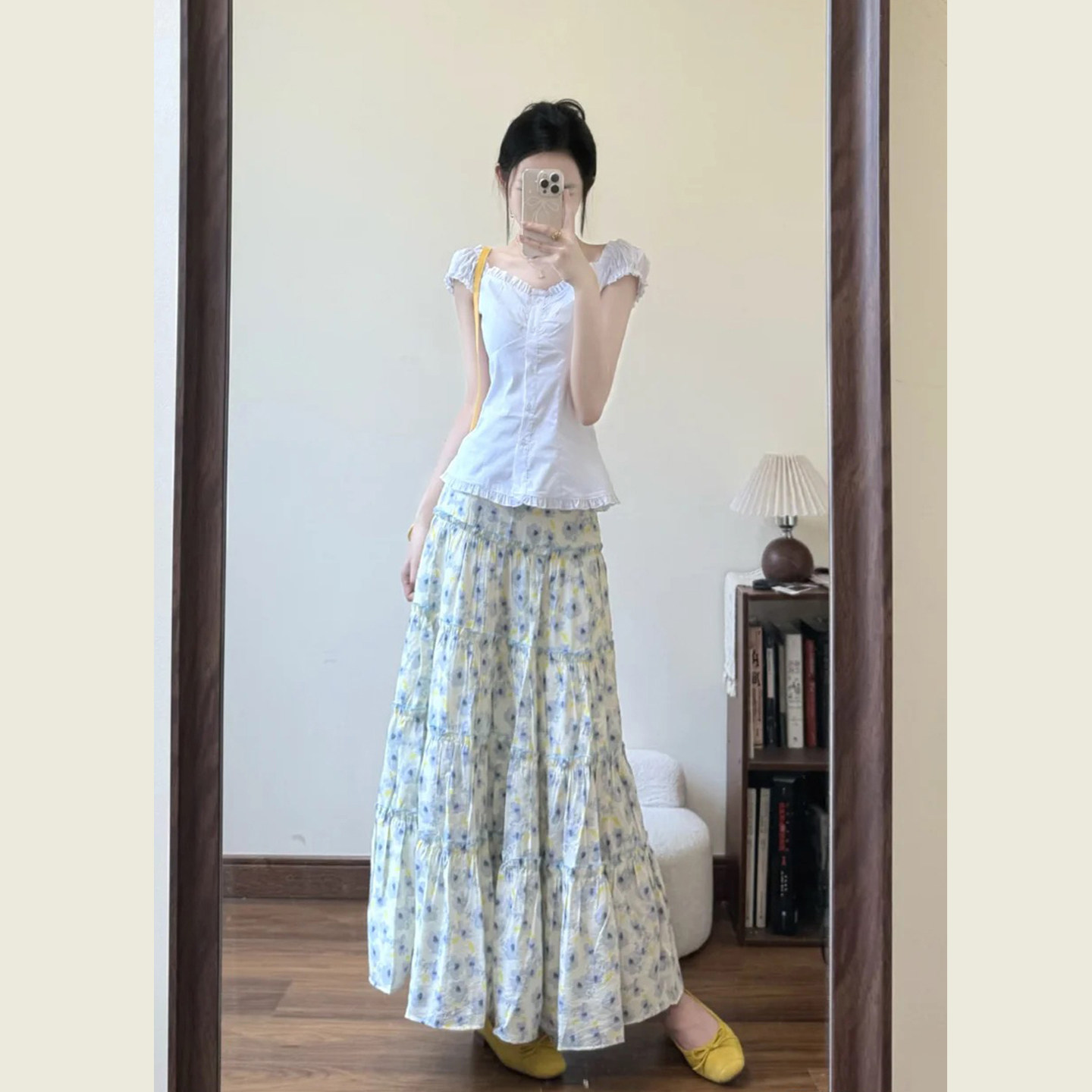温柔风白色荷叶边拼接小飞袖上衣女夏季甜美碎花大摆半身裙套装