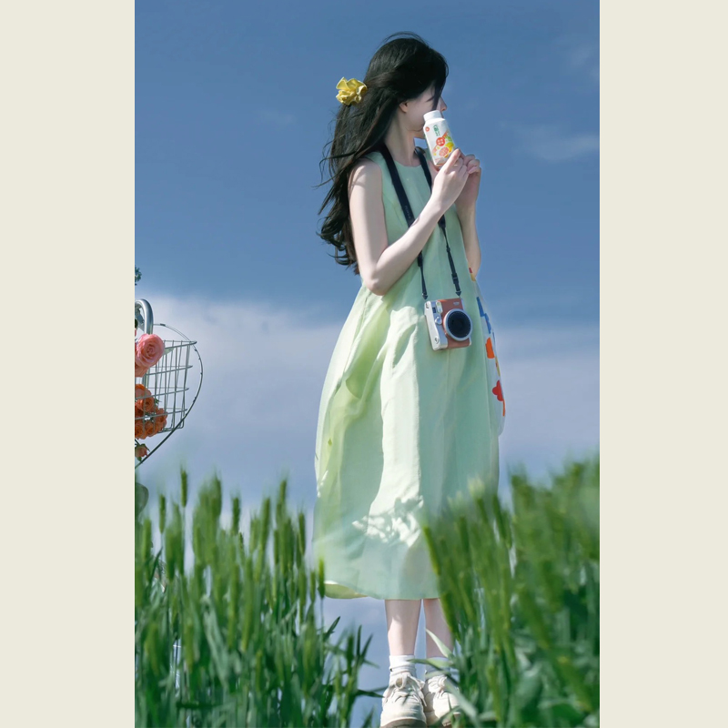 绿色无袖花苞型肌理感显瘦连衣裙