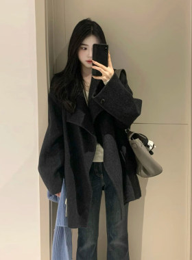 慵懒松弛感深灰色廓形毛呢外套