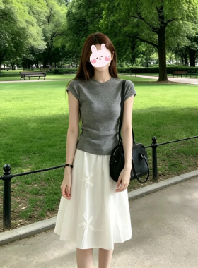 温柔风时尚休闲套装女夏灰色修身短袖T恤立体绣花白色半裙两件套