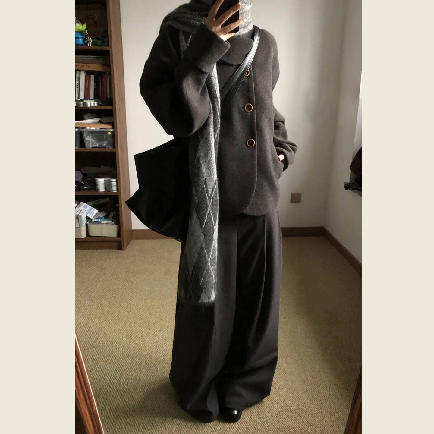 深棕色圆弧形翻领毛呢外套