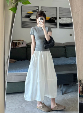极简风修身时尚通勤套装女夏灰色显瘦短袖T恤白色花苞半裙两件套