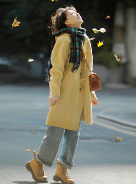 高级感黄色连帽中长款呢子大衣女秋冬季新款小个子牛角扣毛呢外套