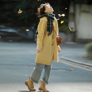 高级感黄色连帽中长款呢子大衣女秋冬季新款小个子牛角扣毛呢外套
