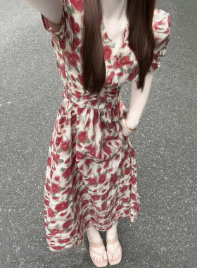 法式茶歇红色v领碎花连衣裙女夏季新款泡泡袖收腰显瘦气质a字长裙