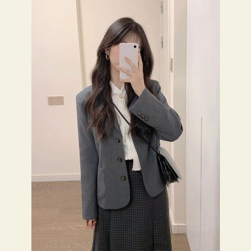 高级感灰色小西装外套