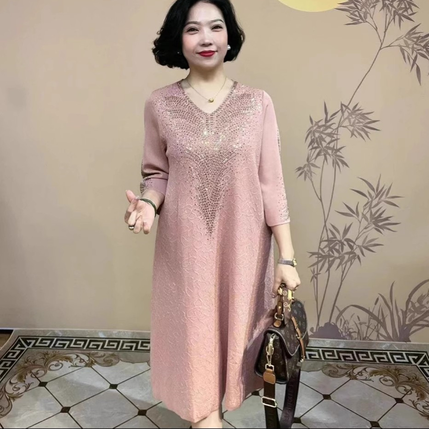 中老年妈妈洋气重工烫钻冰麻针织连衣裙女秋季气质V领时尚中长裙