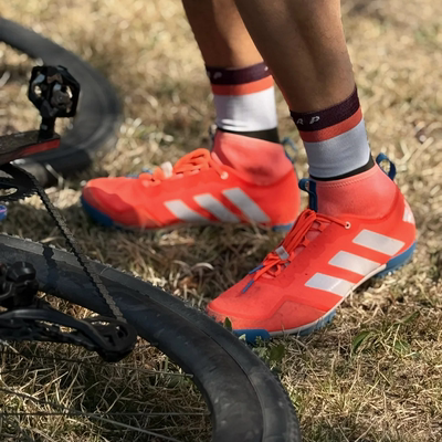 阿迪达斯骑行鞋防水防碎石