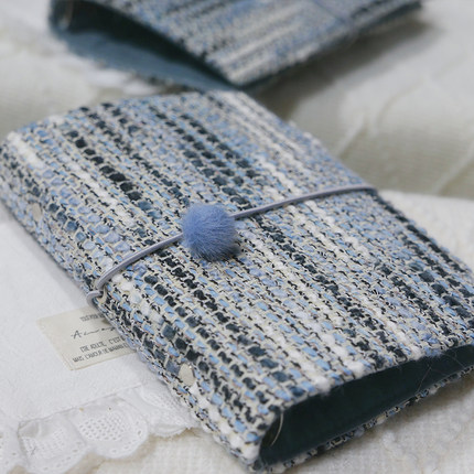 躲在耳里|限量毛呢活页|蓝色竖横条纹小香风氛围重工手帐本m5a7