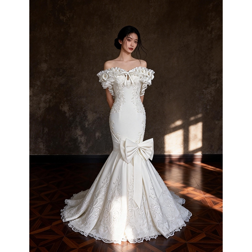 法式复古重工一字肩轻婚纱收腰鱼尾长裙高级感新娘结婚礼服裙主纱