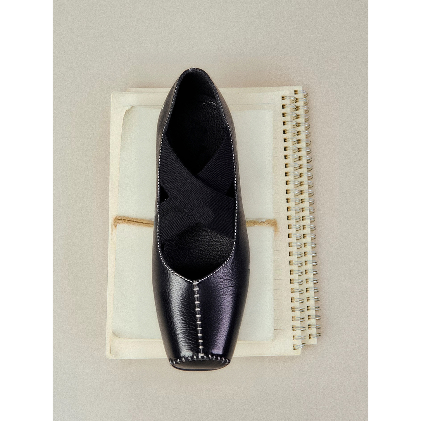 真皮底车缝线猪鼻方头芭蕾舞鞋女