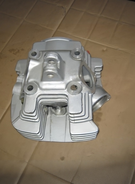 适用轻骑铃木骏驰GT125汽缸头盖QS125-5ABCEF气缸头金版银版 黑色