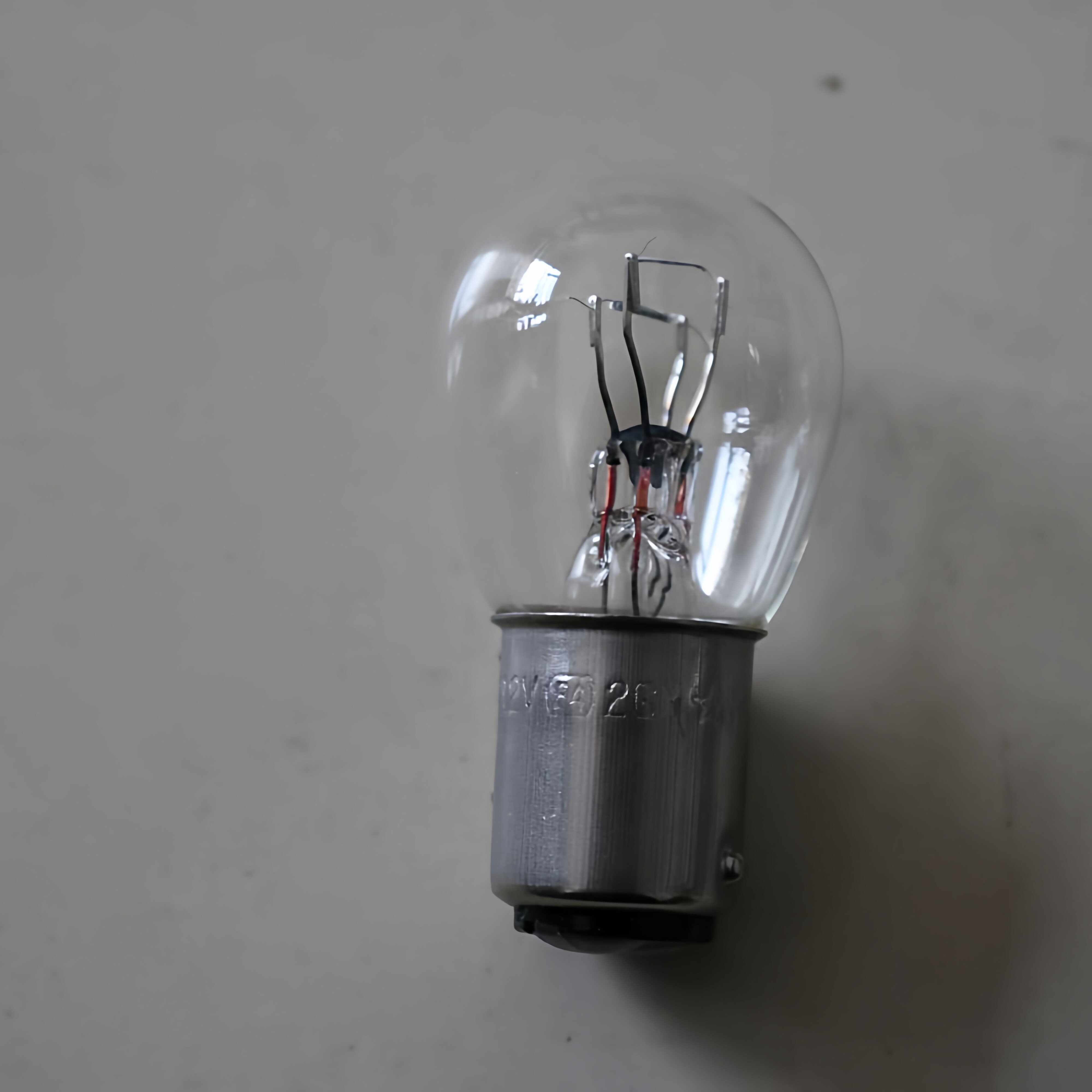 适用轻骑铃木王GS125后刹车灯泡骏威GSX125赛驰QS110-AC后尾灯泡