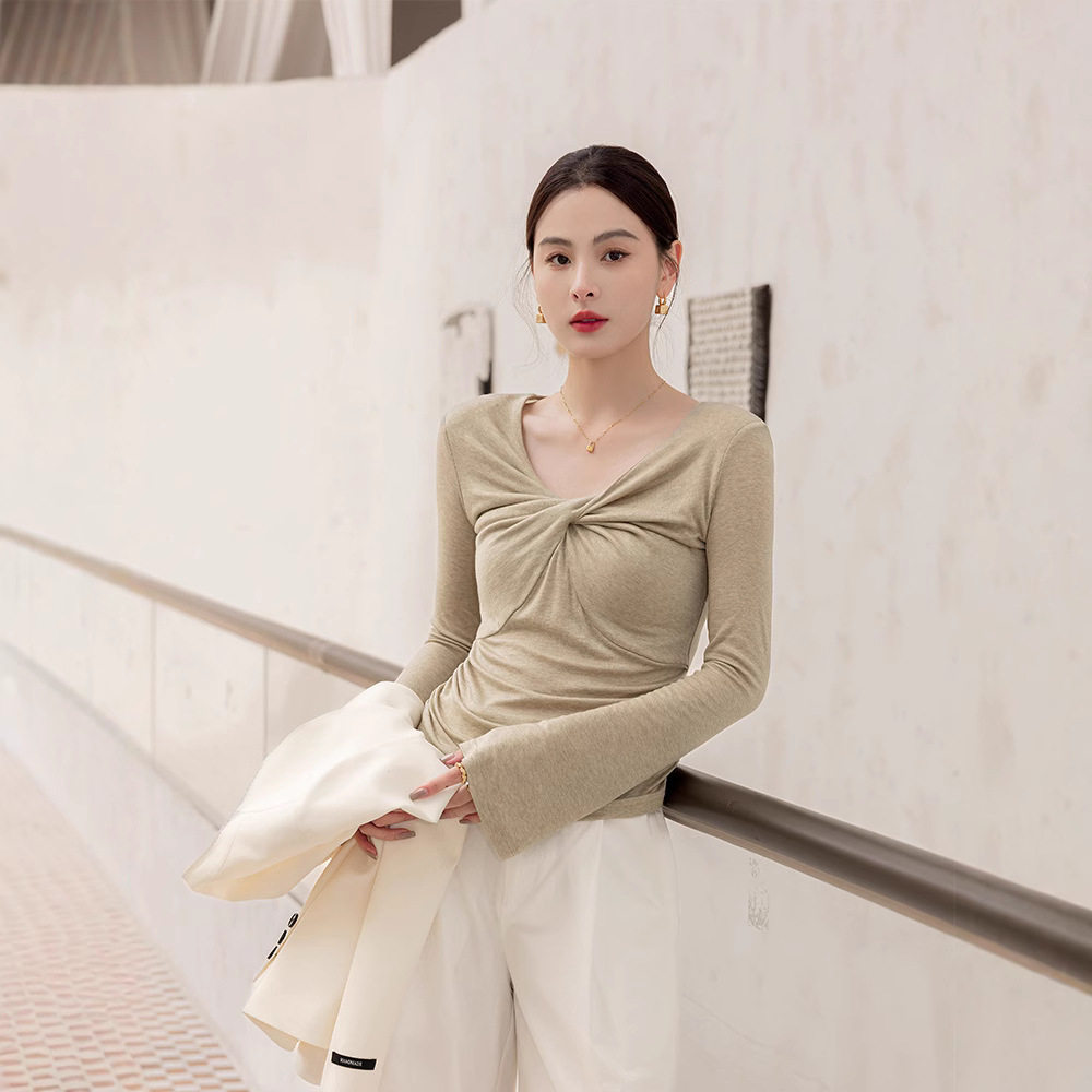 上海恩迪服饰美式辣妹设计感扭结V领长袖T恤女秋季修身显瘦纯欲风