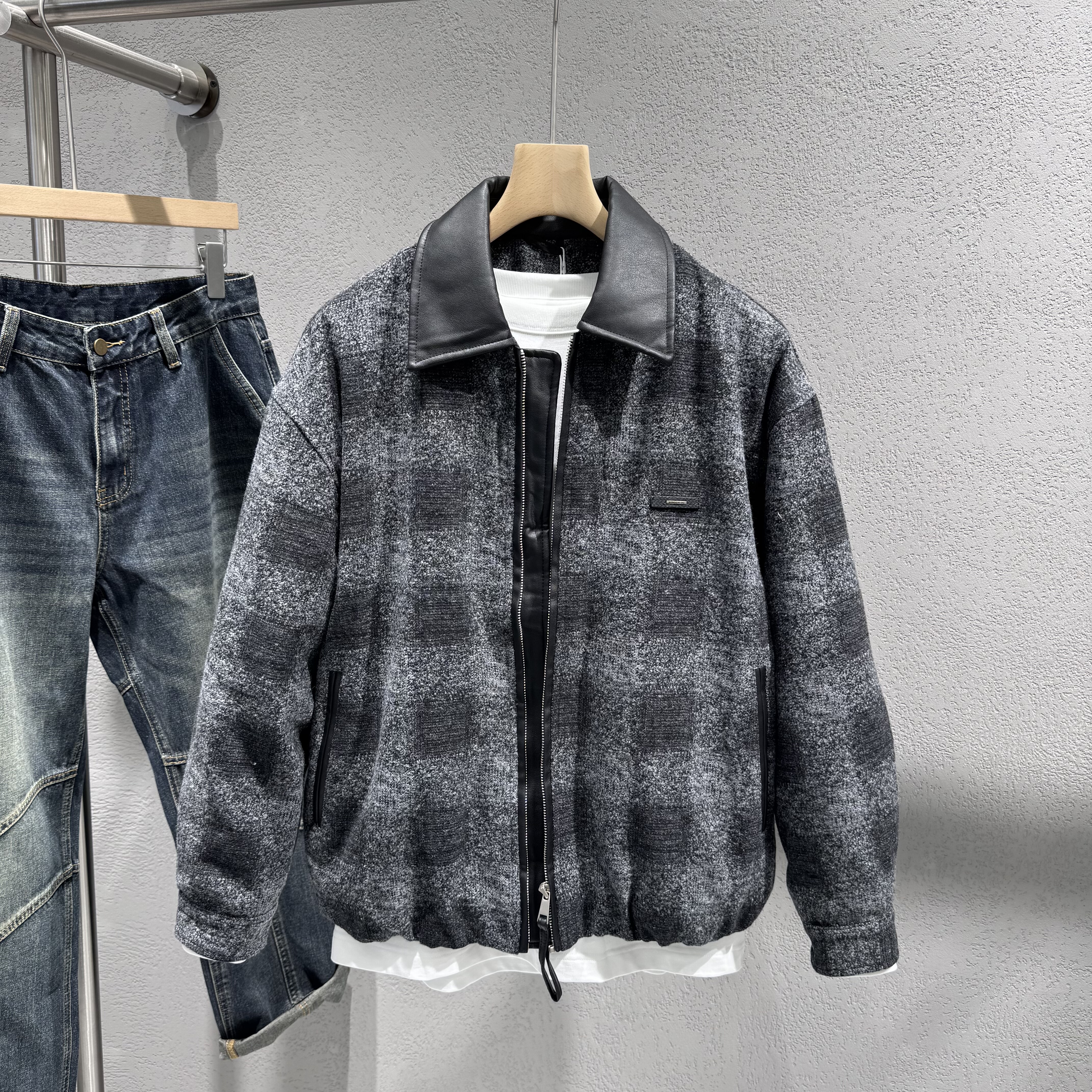 男士翻领短款羽绒服2025年冬季新款青年流行保暖修身拼接鸭绒外套