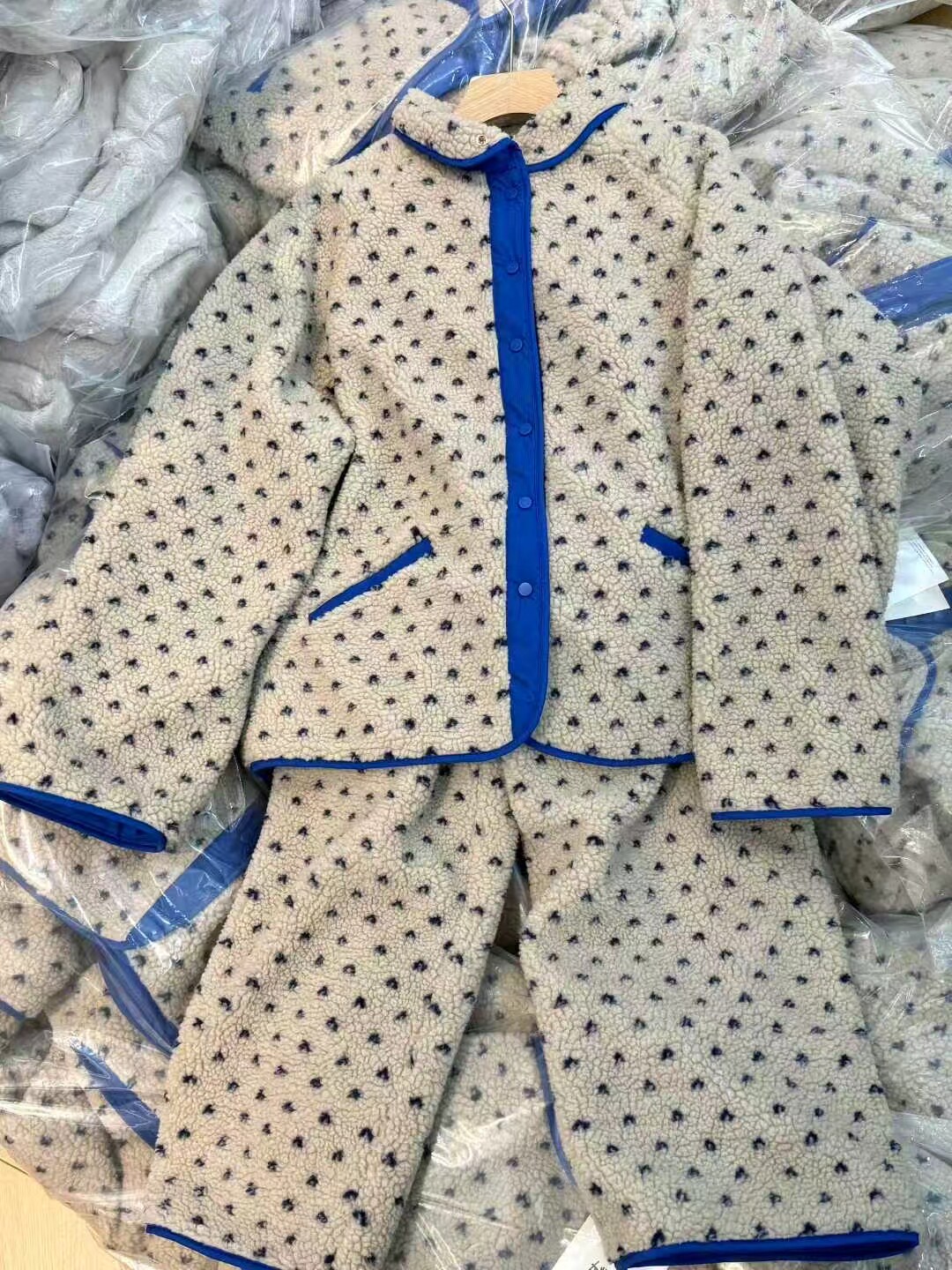 安娜加绒加厚女士睡衣冬季半边绒柔软舒适保暖软绵绵复古风家居服,女士内衣/男士内衣/家居服,睡衣/家居服套装,淘宝优惠券,粉丝福利购,淘宝优惠卷