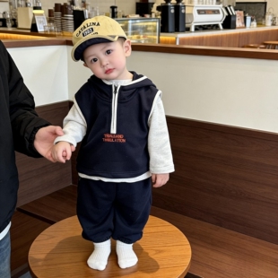宝宝2026春装潮帅气时髦男宝衣服春秋款套装休闲马甲T恤裤子分体