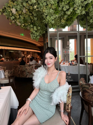 LOCK KK 清冷感灰绿色腰部多重工艺收腰显瘦吊带针织连衣裙短裙
