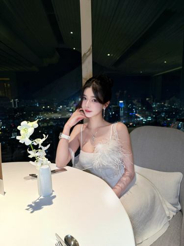 LOCK KK纯欲性感白天鹅鸵鸟毛收腰不规则下摆吊带连衣裙生日礼服