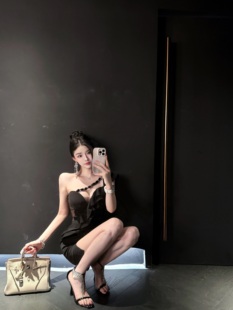 LOCK 斜肩荷叶边拼接透视包臀连衣裙短裙 KK高级感黑色宝石串珠