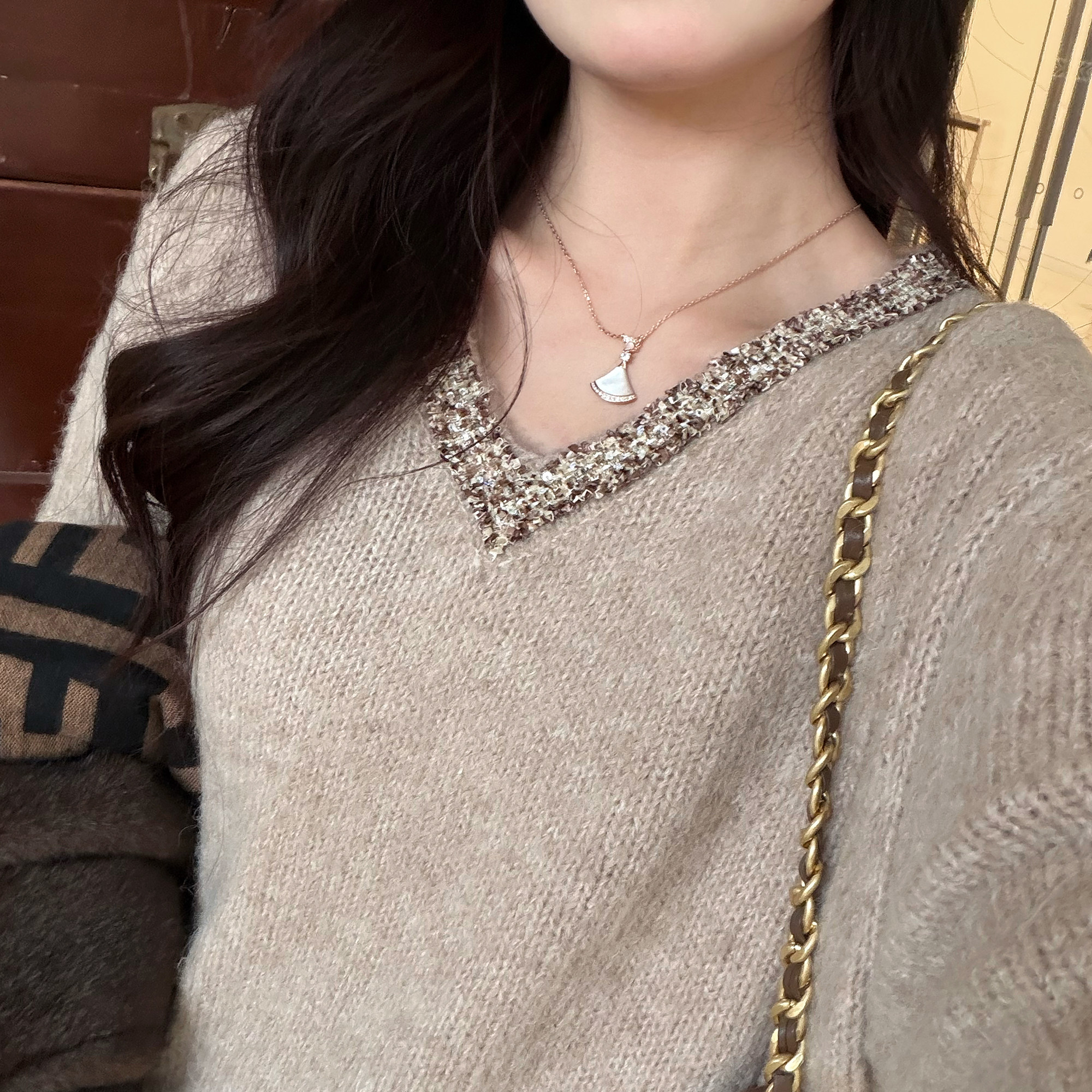 NAZ那子大码冬季韩系千金时髦上衣胖mm洋气V领手动钉珠宽松针织衫