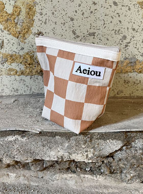 韩国小众设计师Aeiou手拿便携大容量摩卡色棋盘格姨妈巾ins化妆包