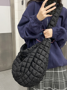 韩版褶皱云朵包包2025秋冬新款休闲百搭泡泡包大容量通勤斜挎包