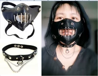 Медицинская маска, наручники, чокер