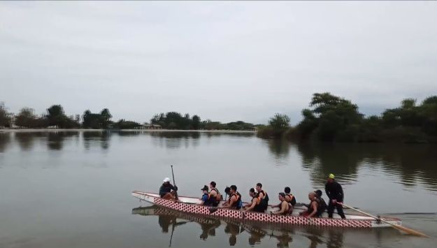 精致大气中国传统节日端午节江面众人赛龙舟航拍划船实拍视频素材