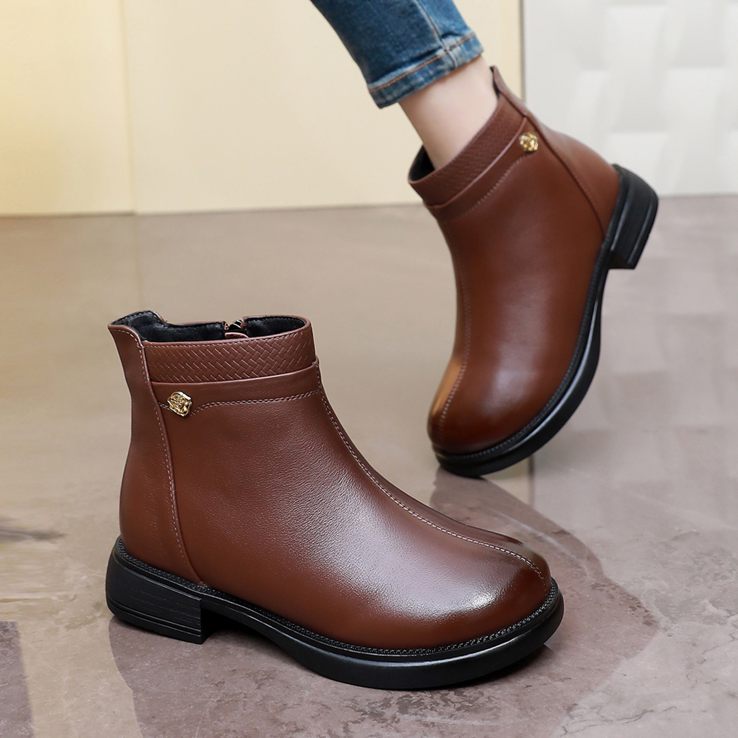 秋冬季平底短靴女真皮休闲加绒皮鞋软底防滑中年妈妈鞋大码女鞋子