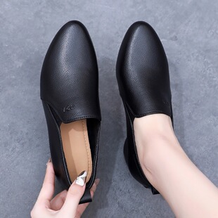 真皮单鞋女秋款软底妈妈鞋子舒适中年羊皮鞋女士坡跟尖头工作女鞋